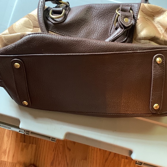 Coach - Picture 2 of 6